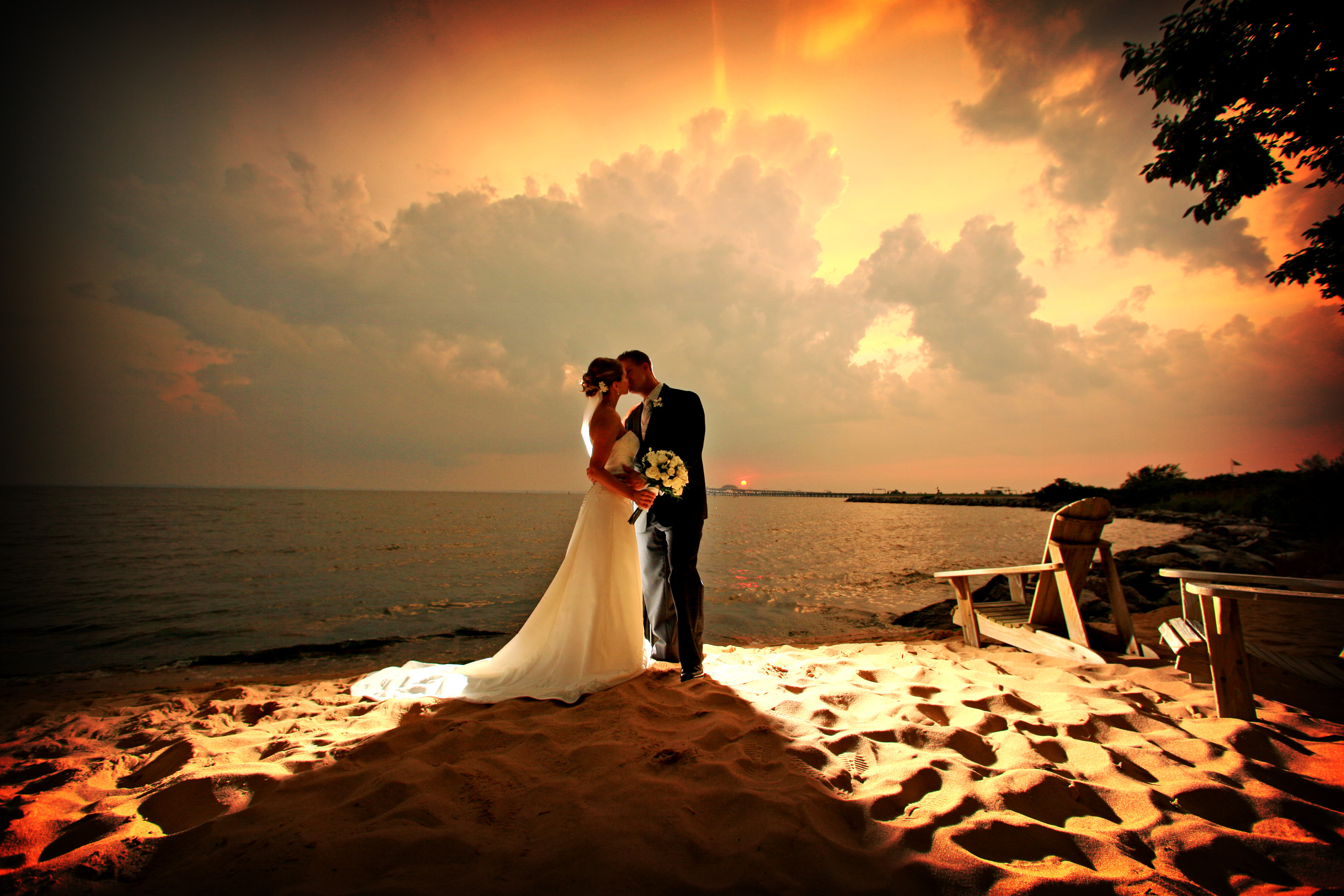 Романтический внезапный брак. Свадьба на закате. Свадьба на берегу моря. Свадебная фотосессия на берегу моря. Свадьба у океана.